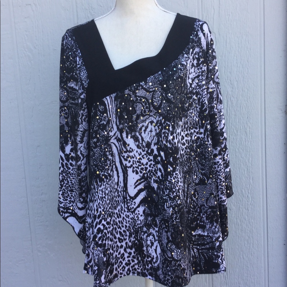 Asymmetric neckline white/black top